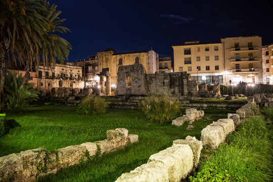 Italy, Sicily, Ortygia, Syracuse, temple of Apollo by night