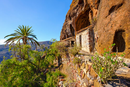 Spain, Province of Santa Cruz de Tenerife, San&Ocirc;&oslash;&Omega;Sebastian&Ocirc;&oslash;&Omega;de&Ocirc;&oslash;&Omega;La Gomera, Abandoned cliffside houses