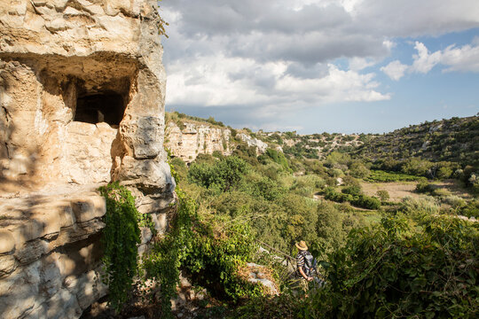 Italy, Sicily, Province of Ragusa, Parco Archeologico Forza, Cava d`Ispica, hiker
