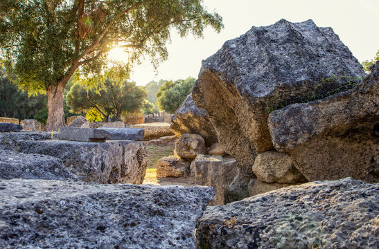 Greece,&Ocirc;&oslash;&Omega;Olympia, Ruins of ancient Temple of Zeus at sunset