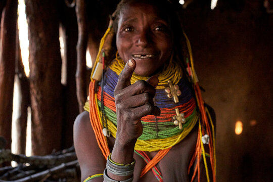 Traditional Muhila Woman pointing with her finger, Kehamba, Chibia, Angola