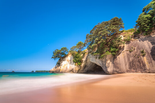 New Zealand, Cathedral Cove arch and sandy coastal beach in Te Whanganui-A-Hei Marine Reserve