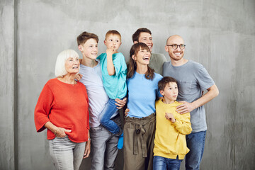 Couple with their four sond and their grandmother