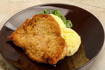 Crispy chicken schnitzel with mashed potato