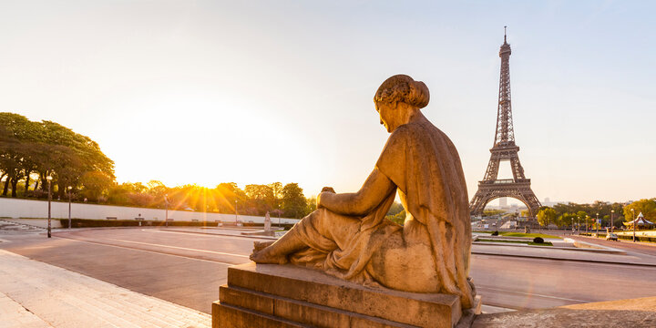 France, Paris, Eiffel Tower with statue at Place du Trocadero