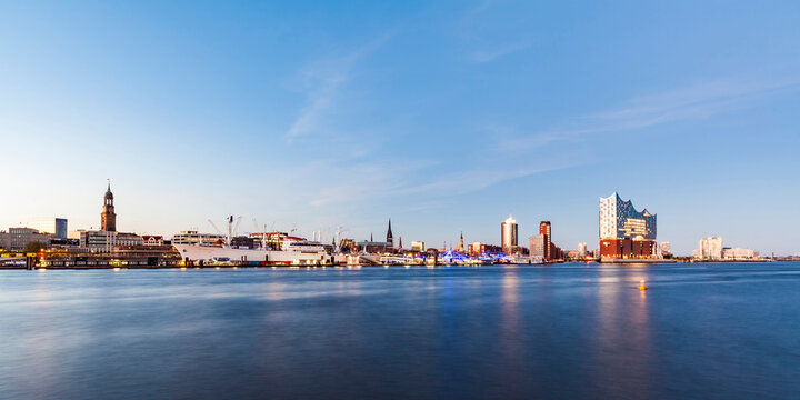 Germany, Hamburg, Skyline with Elbe Philharmonic Hall and HafenCity