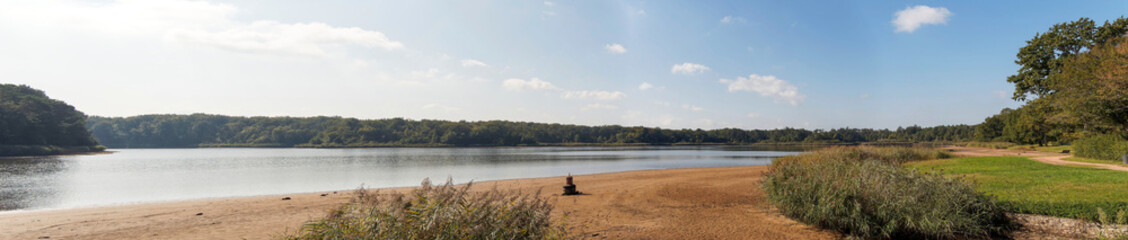 Plan d'eau de St-Bonnet de Tronçais au coeur de la forêt de Tronçais dans l'Allier. Vue panoramique