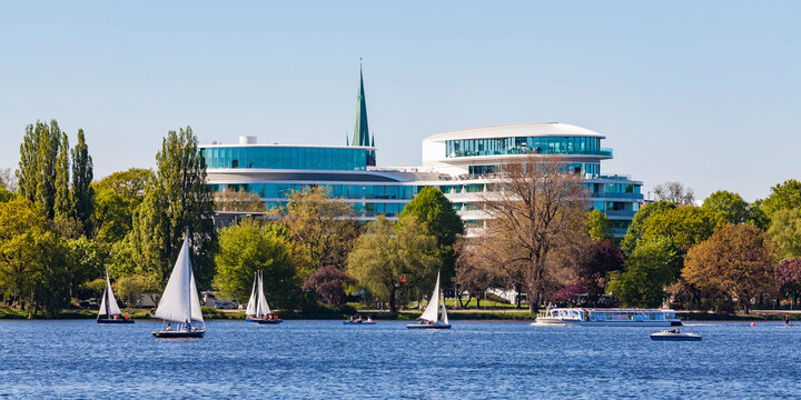 Germany, Hamburg, luxury hotel The Fontenay and sailboats on Alster Lake