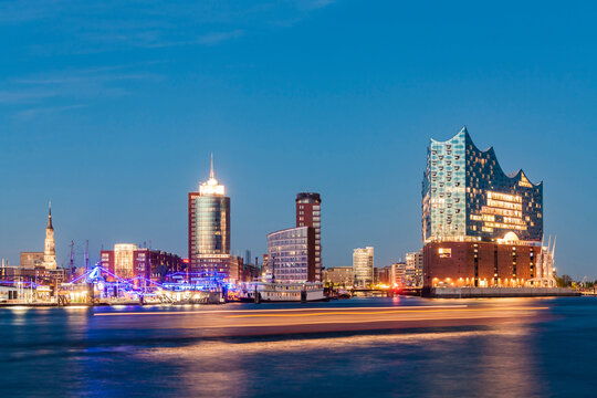 Germany, Hamburg, Elbe Philharmonic Hall and HafenCity at blue hour