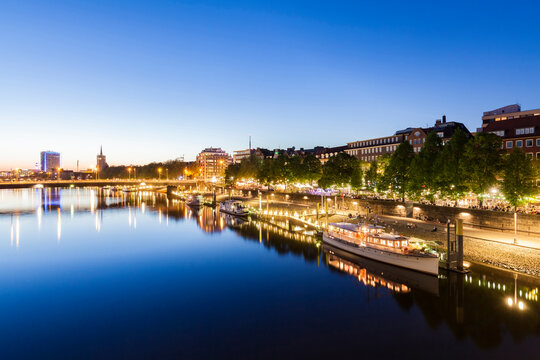 Germany, Free Hanseatic City of Bremen, Schlachte, Weser, riverside, promenade, boats, beer garden, restaurants, dusk