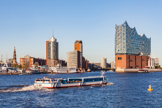 Germany, Hamburg, cityscape with Elbe Philharmonic Hall and tourboat on the Elbe