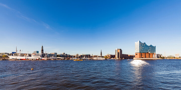 Germany, Hamburg, cityscape with Elbe Philharmonic Hall seen from the water