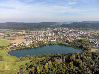 Fototapeta na wymiar Die Gemeinde Steißlingen mit dem Steißlinger See