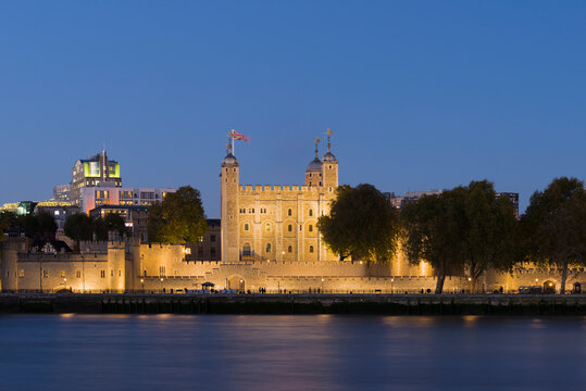 UK, London, River Thames, Tower of London at night