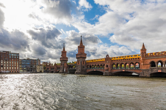 Germany, Berlin, Oberbaum Bridge over Spree river connecting Friedrichshain and Kreuzberg