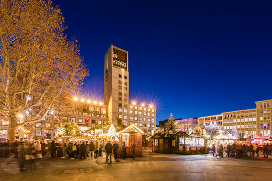 Germany, Baden-Wurttemberg, Stuttgart, Christmas market stalls and town hall at dusk