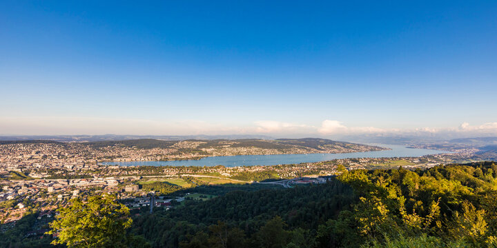 Switzerland, Canton of Zurich, Zurich, Clear sky over city surrounding edge of Lake Zurich seen from&Ocirc;&oslash;&Omega;Uetliberg