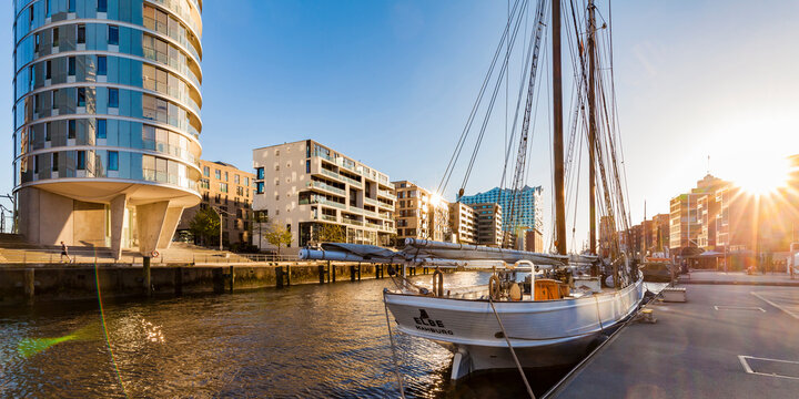 Germany, Hamburg, HafenCity, traditional ship harbor Sandtorhafen and modern multi-family houses