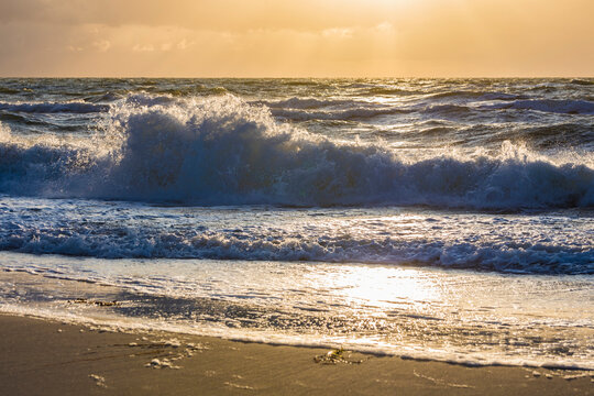 Germany,&Ocirc;&oslash;&Omega;Mecklenburg-Western Pomerania, Prerow, Waves brushing sandy coastal beach of Baltic Sea at dusk