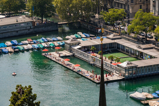 Switzerland, Canton of Zurich, Zurich, Swimming pool and boats on Limmat river