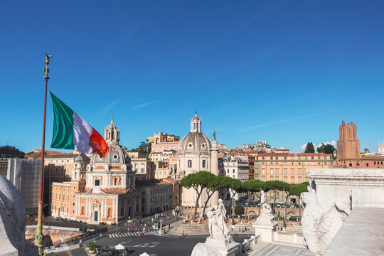 Italy, Rome, Clear blue sky over Italian flag and Piazza&Ocirc;&oslash;&Omega;Venezia