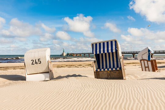 Germany,&Ocirc;&oslash;&Omega;Mecklenburg-Western Pomerania, Strandkorb chairs on sandy coastal beach in summer