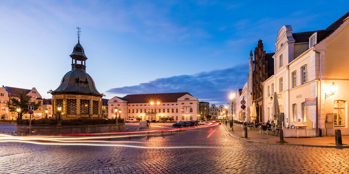 Germany, Mecklenburg-West Pomerania, Wismar, Hanseatic City, Market Square with waterworks from 1602 (Wasserkunst) at dusk