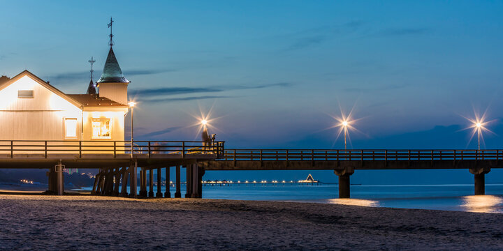 Germany,&Ocirc;&oslash;&Omega;Mecklenburg-Western&Ocirc;&oslash;&Omega;Pomerania, Heringsdorf, Illuminated pier and seaside resort at dusk