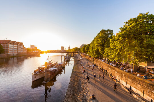 Germany, Free Hanseatic City of Bremen, Schlachte, Weser, riverside, promenade, boats, beer garden, restaurants, sunset