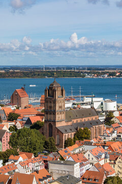 Germany, Mecklenburg-Western Pomerania, Stralsund, Saint Jacobs Church and surrounding old town houses