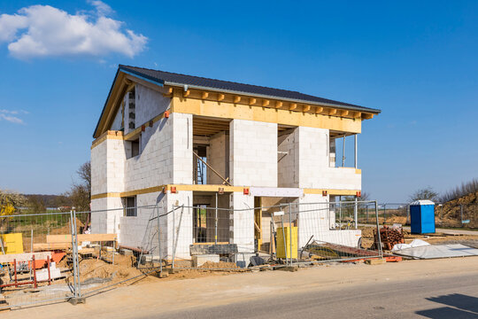 Germany, Baden-Wurttemberg, Waiblingen, Fence in front of modern house under construction
