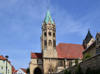 Fototapeta na wymiar Historische Kirche in der Altstadt von Freyburg am Fluss Unstrut, Sachsen - Anhalt