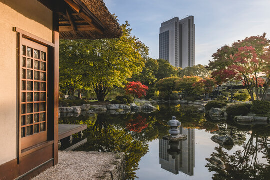 Germany, Hamburg, Planten un Blomen public park in autumn
