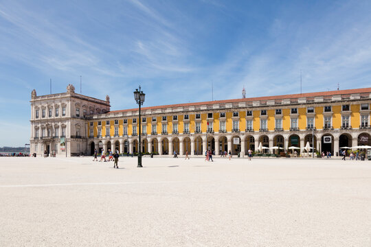 Exterior of Pra&Ocirc;&oslash;&Omega;a do Com&Ocirc;&oslash;&Omega;rcio against sky during sunny day, Lisbon, Portugal