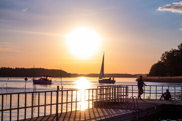 giżycko jezioro słońce zachód słońca wschód słońca port jacht żaglówka pomost mostek...