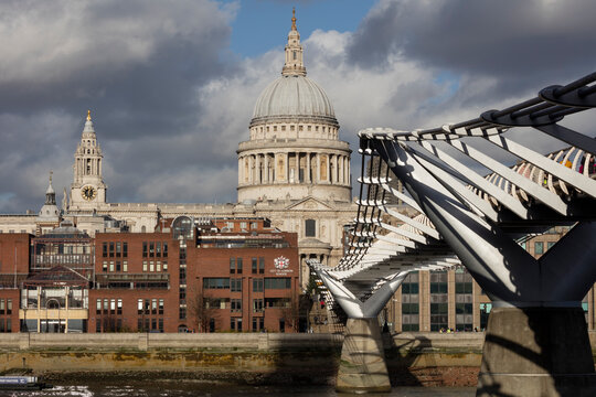 UK, London, City of London, Millenium Bridge und St. Paul's Cathedral