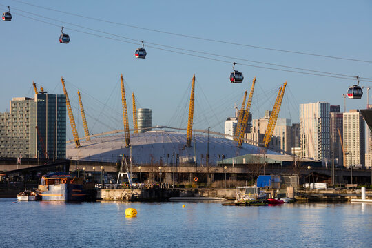 UK, London, Docklands, O2 Arena, gondolas of the Emirates cable car