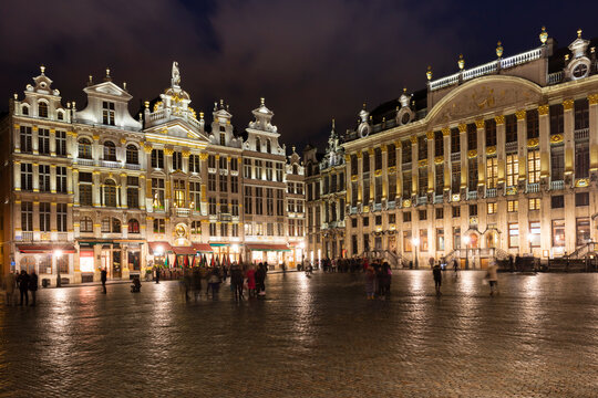 Belgium, Brussels, Grand Place, Guildhalls and House of the Dukes of Brabant right, at night