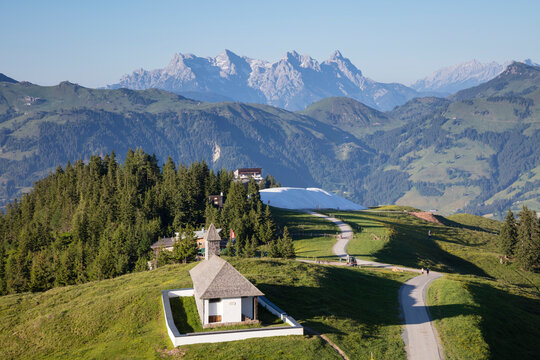 Chapel of St. Mary and St. Bernard against Loferer Steinberge, Kitzb&Ocirc;&oslash;&Omega;hel, Tyrol, Austria