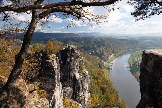 Germany, Saxony, Rathen,&Ocirc;&oslash;&Omega;Scenic view of Elbe Valley in autumn seen from Bastei rock formation