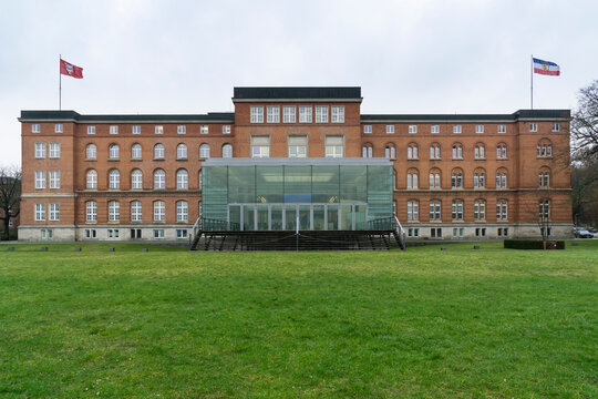 Germany, Schleswig-Holstein, Kiel, Lawn and facade of&Ocirc;&oslash;&Omega;Landeshaus