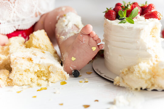 Baby foot on a festive background whith cake