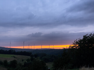 Landschaft Windräder Wald bei Sonnenuntergang