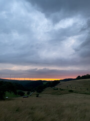 Landschaft Windr&auml;der Wald bei Sonnenuntergang
