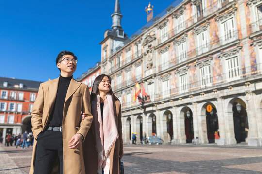 Spain, Madrid, young couple exploring the city