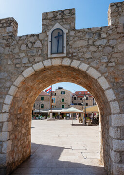 Croatia, Dalmatia, Primosten, Old town, city gate