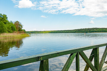 Fototapeta na wymiar gołdap jezioro molo mostek park ogród uzdrowisko