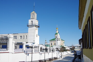 Obraz premium Vladimir, Russia - March, 2021: Ancient city street in winter sunny day. Spasskaya street