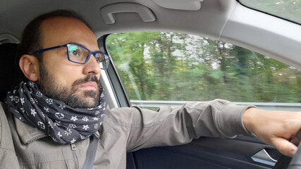 Tassista preoccupato per le strade di una campagna