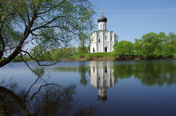 Fototapeta premium Russia, Bogolyubovo - May, 2021: Church of the Intercession on the Nerl. Orthodox church and a symbol of medieval Russia, Vladimir region